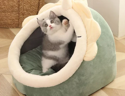 Cama semicerrada de invierno para gatos